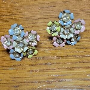 Vintage 1950’s pastel flower cluster rhinestone screw back earrings pink blue
